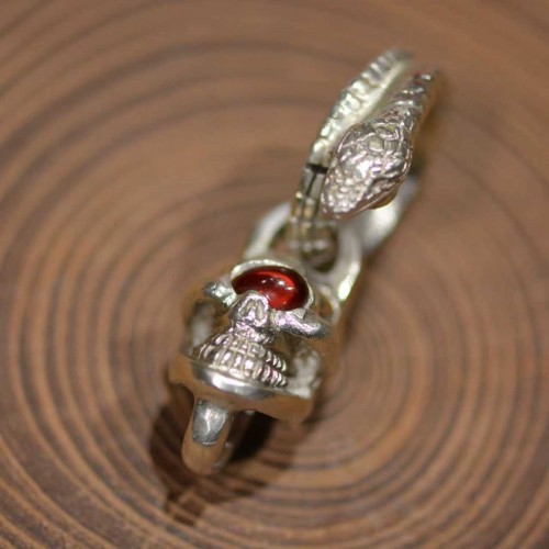 レッドアイと蛇マルカン付きのスカルペンダント/Skull Pendant with Red Eyes and a Snake-Shaped Loop