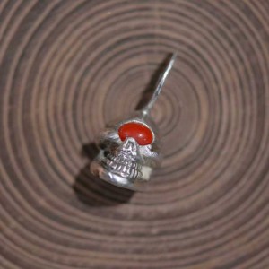 赤珊瑚目スカルペンダント／シルバー製／刻印入り/Silver One-Eyed Skull Pendant with Red Coral / Engraved Bail